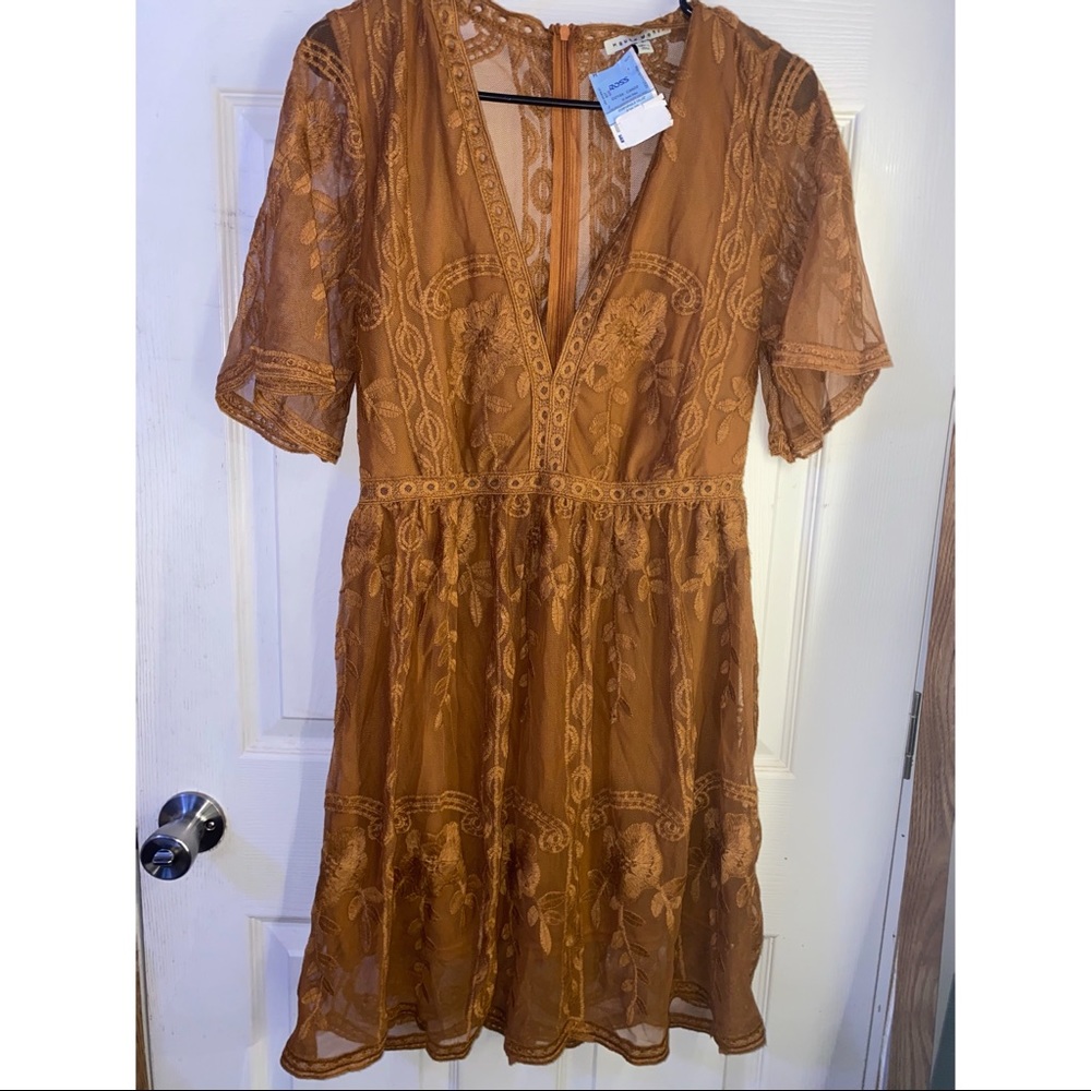 Lace dress - Picture 3 of 3